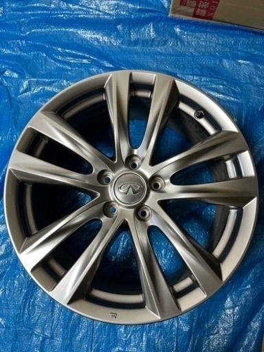 日産Y51フーガ純正18インチ インフィニティオーナメント付き