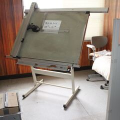 パソコン普及前の製図用ドラフターです。3000円でお譲りします。