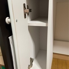 白のドレッサー　ピンクの椅子付きの画像