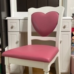 白のドレッサー　ピンクの椅子付きの画像