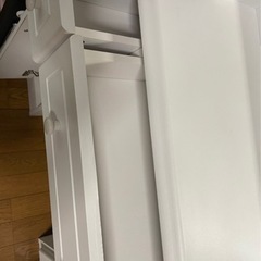 白のドレッサー　ピンクの椅子付きの画像