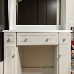 白のドレッサー　ピンクの椅子付きの画像