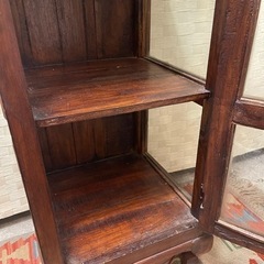 【売約済み】アジアン家具 バリ家具　無垢材  ラック 飾り棚 本棚 リゾートテイスト　収納　アジアン　キャビネット　階段　ステップ　おしゃれ　検　チーク材  チーク　店舗　什器　ディスプレイ　バリ　シェルフ　キャビネット　キュリオケース　ガラスケースの画像