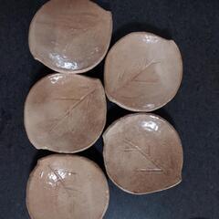 葉っぱ形の小皿の画像