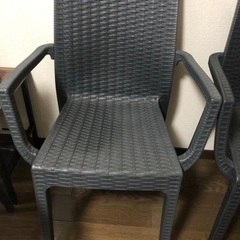 ラタン調肘置きつきチェア
