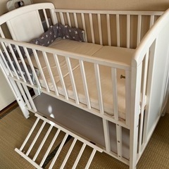 【決まりました】ベビーベッド　白　120cm 敷きマット&パッドありの画像