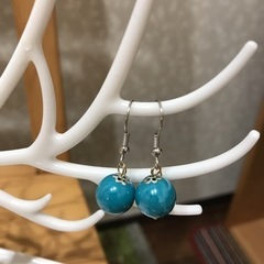 三つで千円です。天然石とパールと貝を使用してます