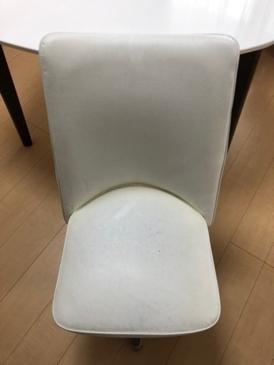 ダイニングテーブル　回転椅子2脚セット　6月末頃引き渡し　引き取り先決まりました。