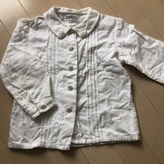 丸ボタンがかわいい　白ブラウス　サイズ100〜110の画像