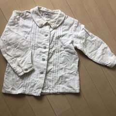 丸ボタンがかわいい　白ブラウス　サイズ100〜110の画像
