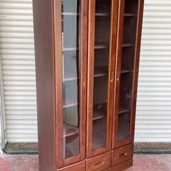 木製本棚/収納家具/食器棚/ガラス3枚扉/引出し付/大容量/現物...