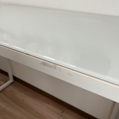 天板ガラスのデスクの画像