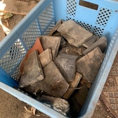 ガレージセール　砕いた瓦　雑草