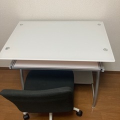 [無料]ニトリ ガラスPCデスク　イス付きの画像