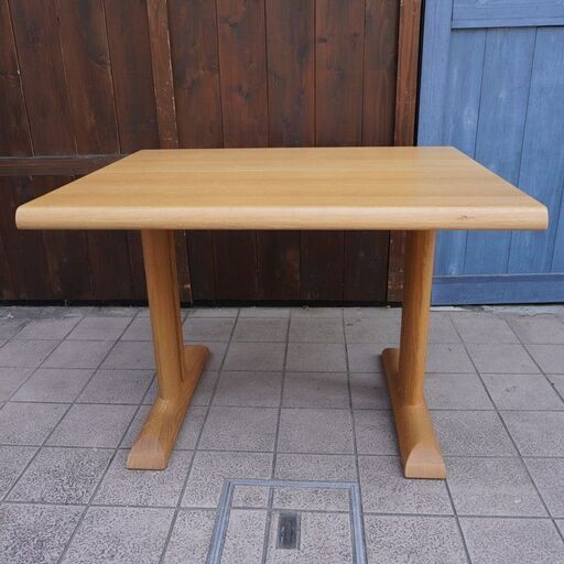 飛騨高山の家具メーカー キツツキマークの飛騨産業(HIDA)。IDC大塚家具取り扱いのKAYAシリーズ ナラ無垢材ダイニングテーブルで