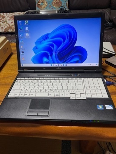 富士通のノートパソコン　Windows11をインストール品