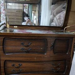 レトロな家具調鏡です。