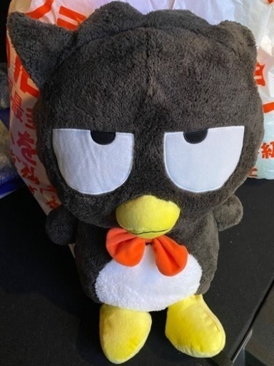 バッドばつ丸　ギガジャンボ赤いチョウネクタイぬいぐるみ