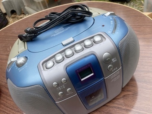 青いラジオカセット