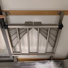 ラスト　３万円位致しました。三千円の方は売れました。壁に取り付けられる　洗濯物干し　物置きにも　折り畳み収納可能の画像