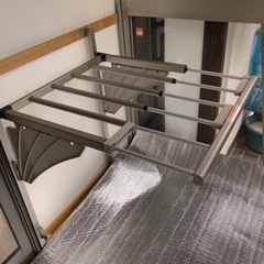 ラスト　３万円位致しました。三千円の方は売れました。壁に取り付けられる　洗濯物干し　物置きにも　折り畳み収納可能の画像
