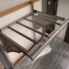 ラスト　３万円位致しました。三千円の方は売れました。壁に取り付けられる　洗濯物干し　物置きにも　折り畳み収納可能の画像