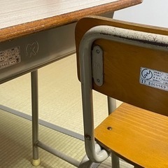 学校机と椅子の画像