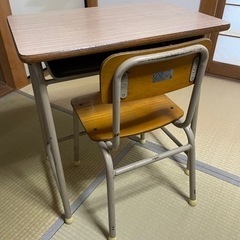 学校机と椅子の画像