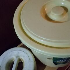 漬物樽２０ℓ（押し蓋、重石付き）（出品中の家具と一緒にお引き取りで０円）の画像