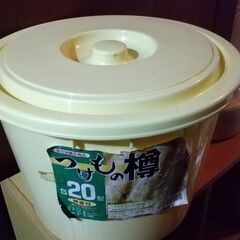 漬物樽２０ℓ（押し蓋、重石付き）（出品中の家具と一緒にお引き取りで０円）の画像