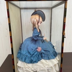 無料！ガラスケース☆フランス人形☆リボン☆青いドレス✨早く取りに来られる方を優先させてもらいます【こちらは店舗です。浜村鹿野温泉ICから3分 買取本舗 宮本リサイクル 営業時間９～１９時 定休日水曜日】の画像