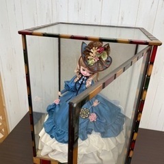 無料！ガラスケース☆フランス人形☆リボン☆青いドレス✨早く取りに来られる方を優先させてもらいます【こちらは店舗です。浜村鹿野温泉ICから3分 買取本舗 宮本リサイクル 営業時間９～１９時 定休日水曜日】の画像