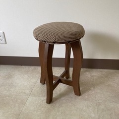 昭和レトロチックな丸椅子の画像