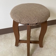 昭和レトロチックな丸椅子