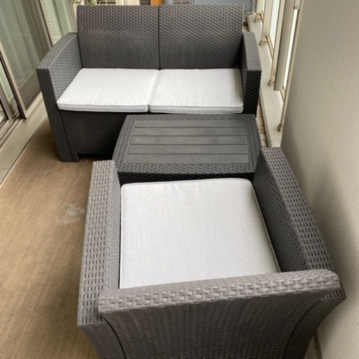 【イタリア製】美品！屋外ソファ　テーブル　ラタン調　樹脂製　高品質　3点セット