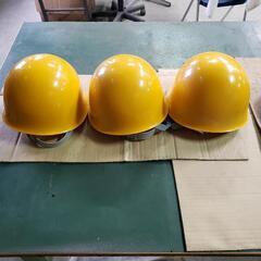 黄色のヘルメットの画像