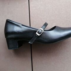 パンプス（黒ベルト）の画像