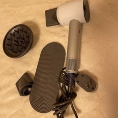 取り引き者　決まりました。旧式　ダイソンドライヤー