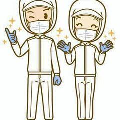 ハムの製造工場でのパック詰め作業