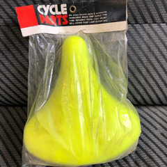 蛍光色 反射板付きサドル 未開封新品
