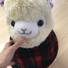 アルパカぬいぐるみ　赤チェックマフラー