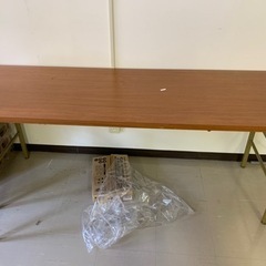 事務机、椅子、スチール棚などの画像