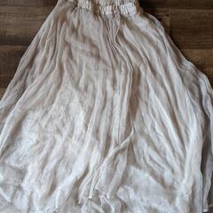 白のレーススカート