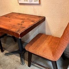 椅子とテーブルの画像