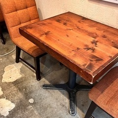 椅子とテーブルの画像