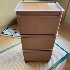 プラスチック（？)製収納棚（３段）