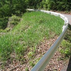 移住ご計画の方に！！！清里の八ヶ岳の雪解け水の清流が敷地との境を流れている静かな素敵な場所です。994㎡　３００坪　お近くで山菜が取れるみたいです。 − 山梨県