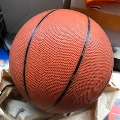 古いバスケットボール。空気抜けてます。の画像