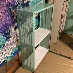パステルグリーンのスチール棚の画像