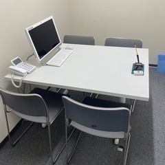 小さめのミーティングテーブル、デスク